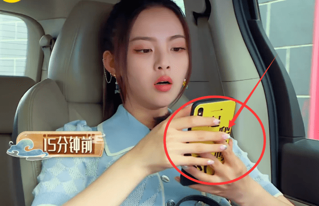 杨超越"高光"美甲彻底火了,只有简单一个点,手却立马白两个度!