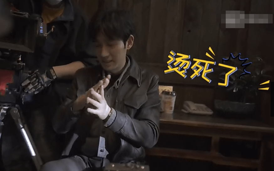 朱一龙《重启》花絮,烫伤手也继续忍痛拍摄,表情自然毫无异状