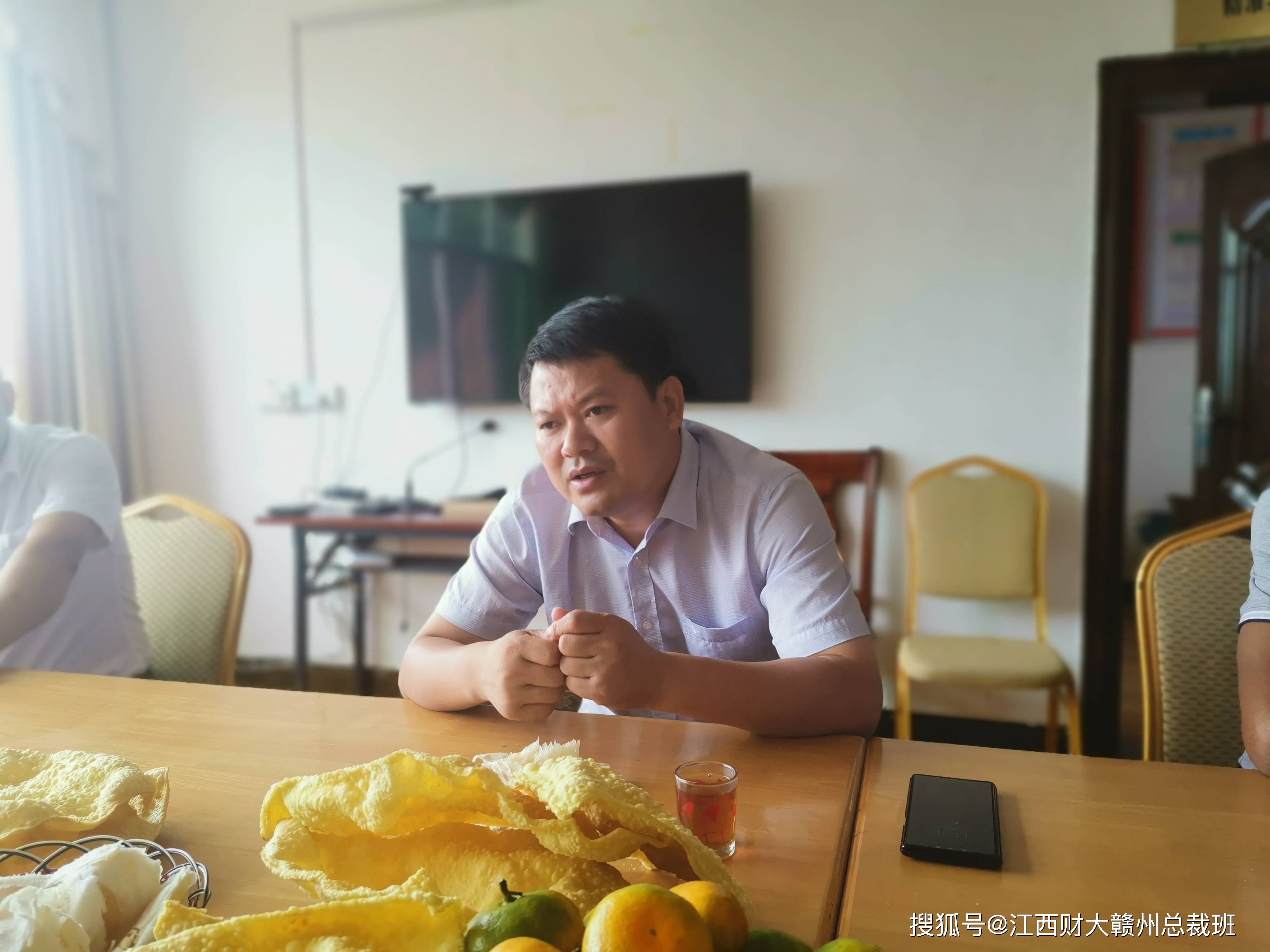 在交流的过程中,会昌县洞头乡党委书记欧小华为大家简要介绍了上东坑