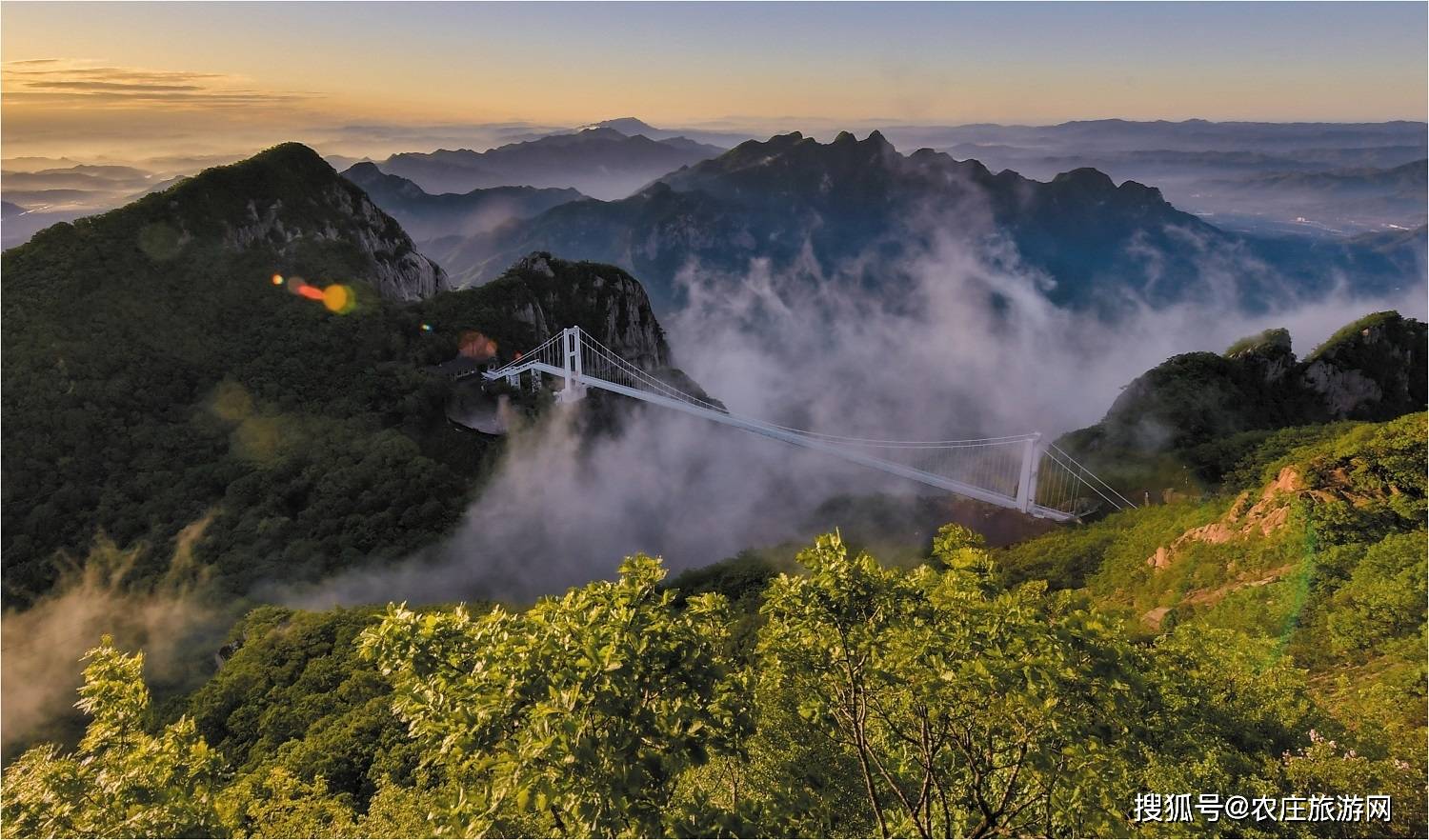 辽宁丹东凤凰山:朝霞灿成绮 青山偎云海