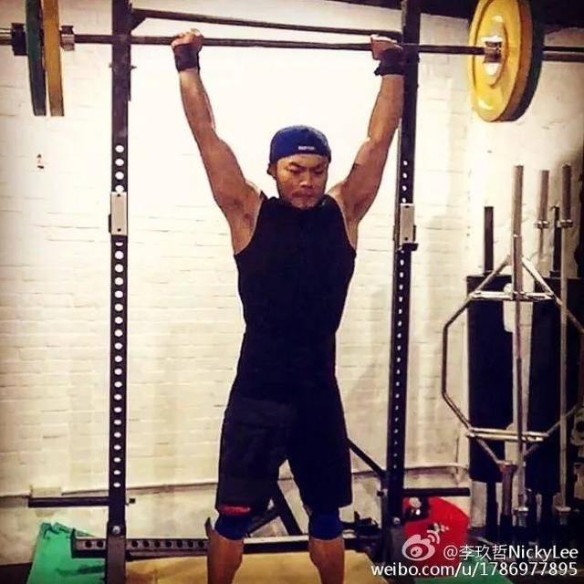 39岁李玖哲变身肌肉魔王,六块腹肌和盔甲胸,颠覆不少网友印象