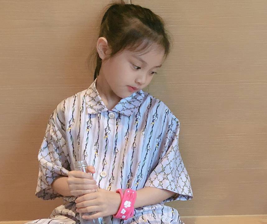 原创8岁甜馨生活照被热传五官长开后越来越清秀萌娃没错了