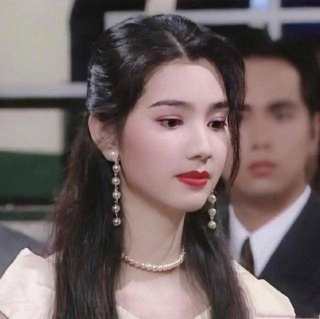 49岁洪欣素颜出镜肌肤状态显年轻白皙笔直大长腿让人羡慕