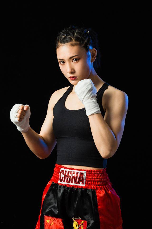 女子51公斤级迎来精彩对决,已经武林风擂台三连胜的阿福搏击的孙鲁瑶
