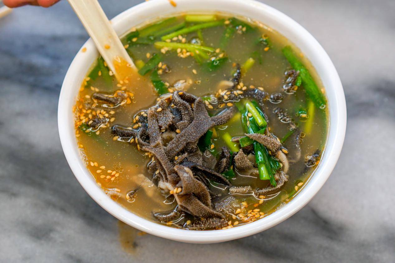 桌上可以自助点单,没吃早餐的我们来了一份原味牛百叶汤和鲜虾云吞面.