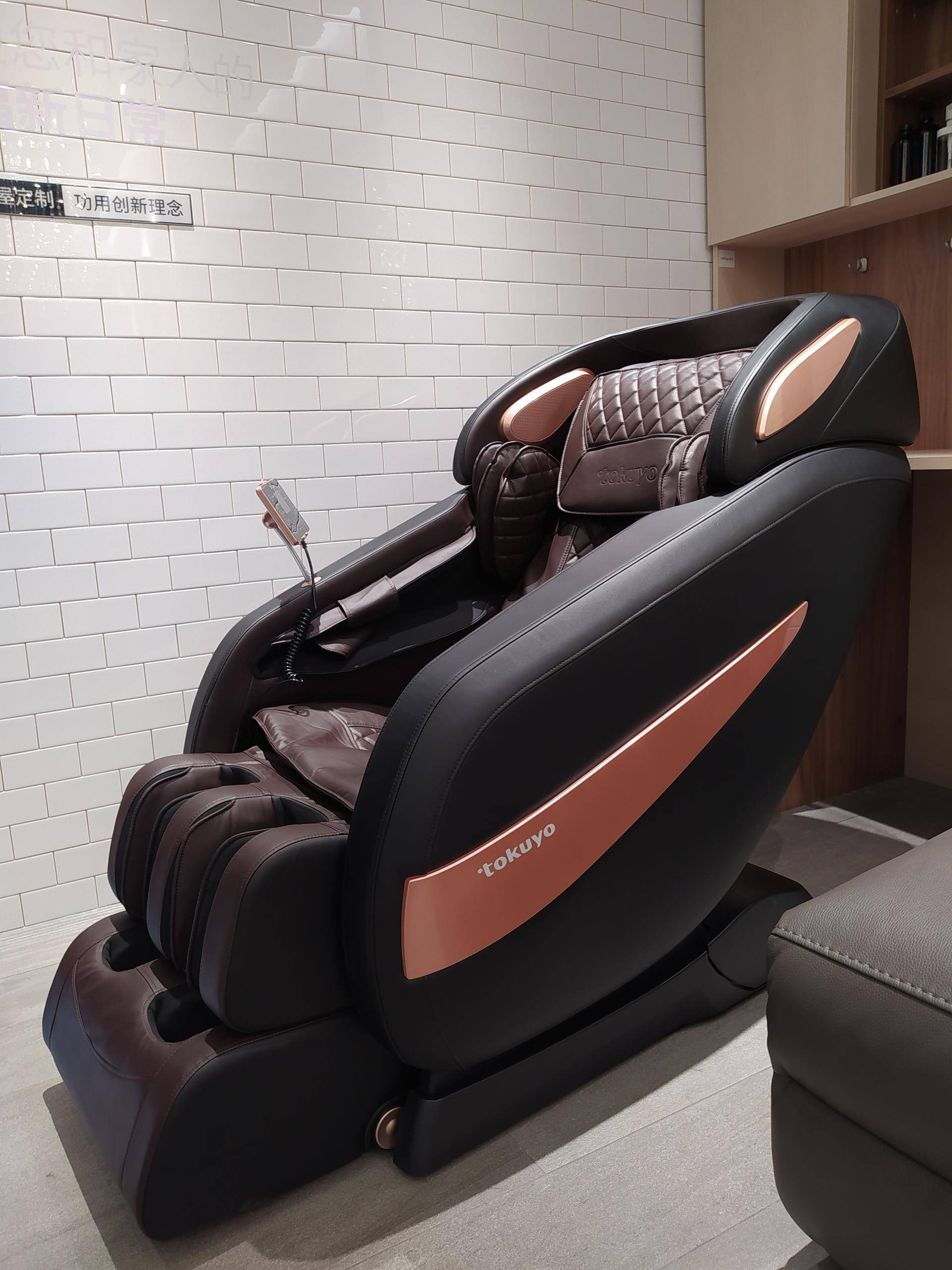 为团队购得两台高端督洋音控按摩椅体验零重力模式