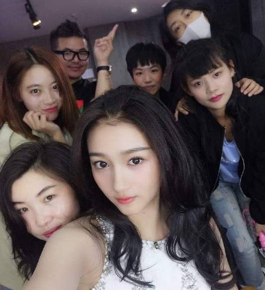 关晓彤交友低调?与"蹦迪女孩"合照时,c位粉衣美女一身贵气