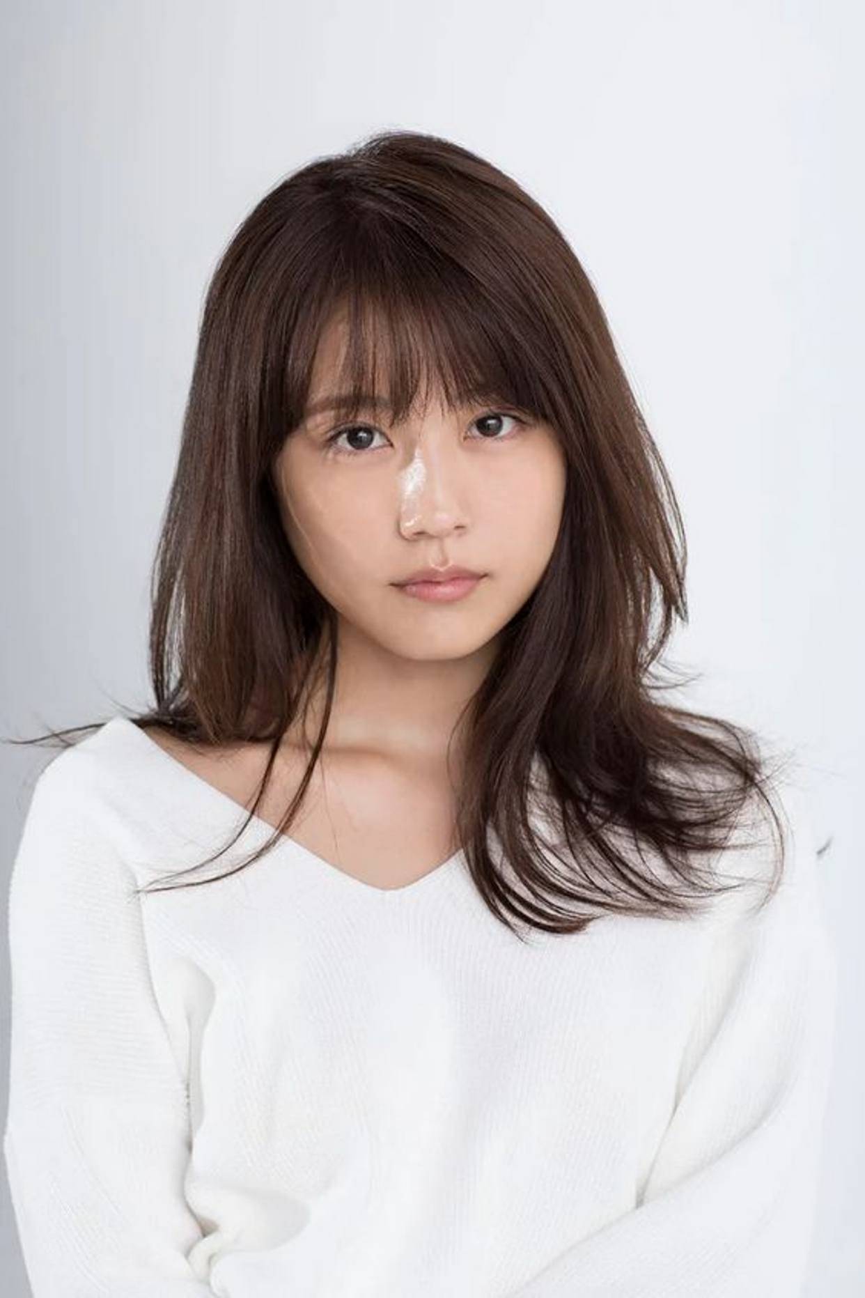 姐姐- 有村蓝里︰ 因为妹妹有村架纯外表出众,经常被网民比较嘲笑.