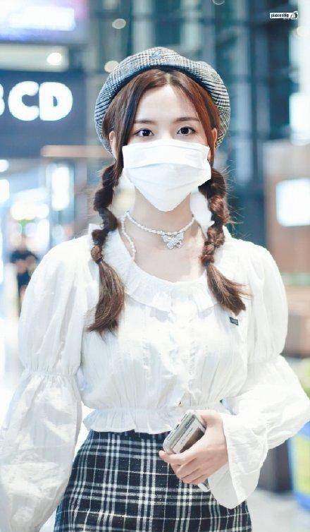 杨超越泡泡袖搭配格子短裙,双马尾造型超级少女_手机搜狐网