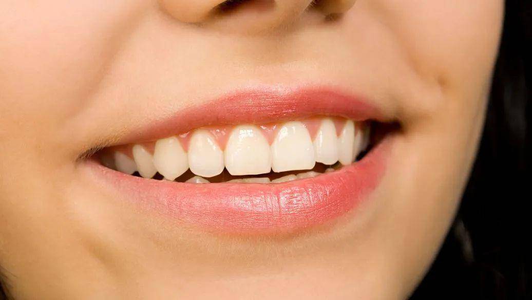 牙釉质本身为略带透明的颜色而牙本质则略带黄色,因此正常的牙齿本身