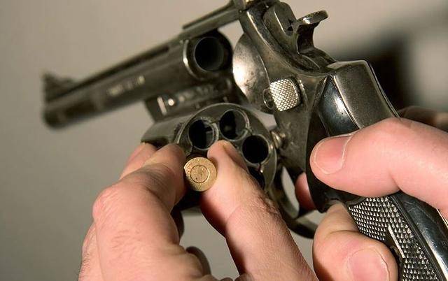 俄罗斯轮盘赌是哪个疯子发明的80年内美国2200人成为枪下魂