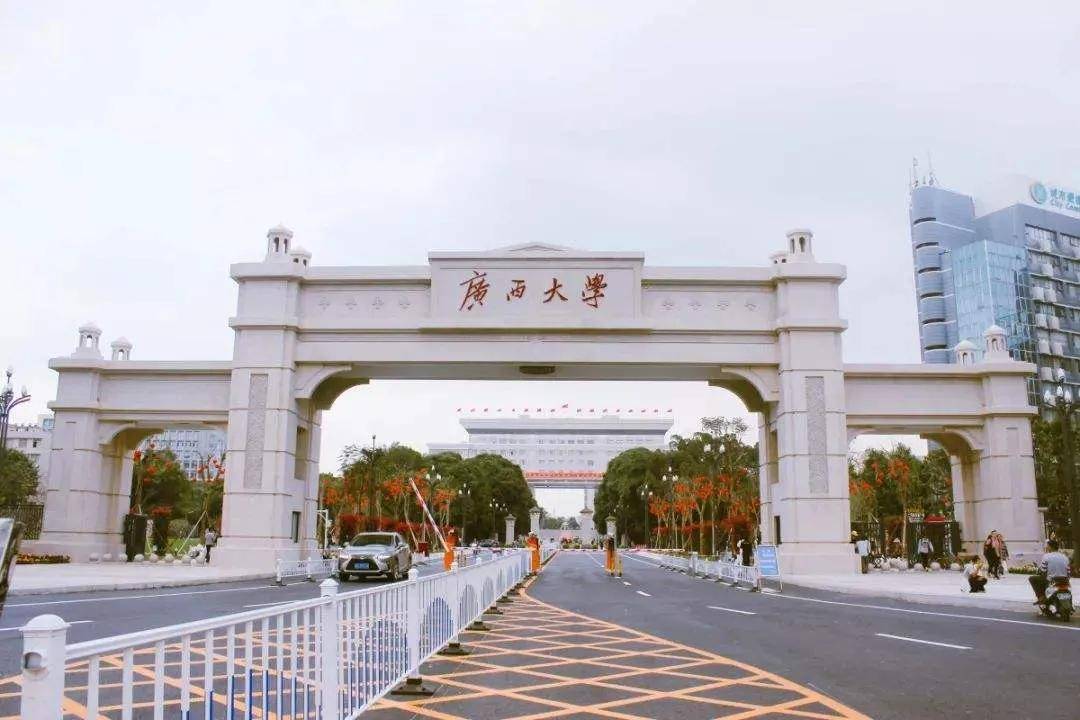广西同望科技总经理刘韬,表示:首先感谢广西大学土木学院对我们同望的