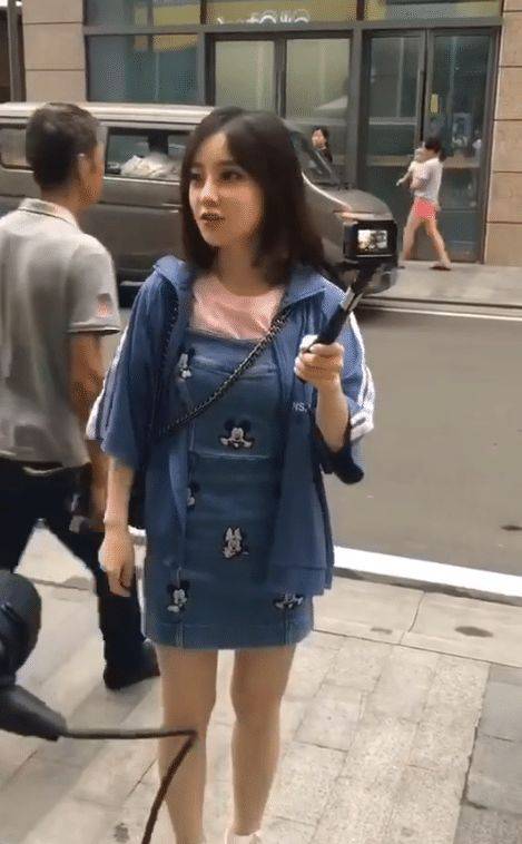 这样努力的她也是有回报的,据网友透露她的年收入比一线演员的收入
