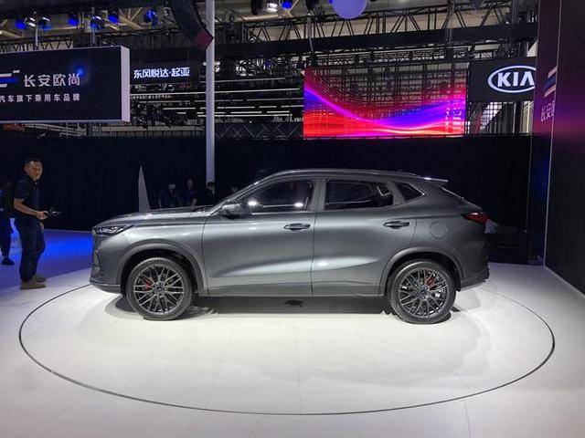 长安欧尚x5在视觉上营造了溜背的感觉,看上去有点类似轿跑suv,给整车