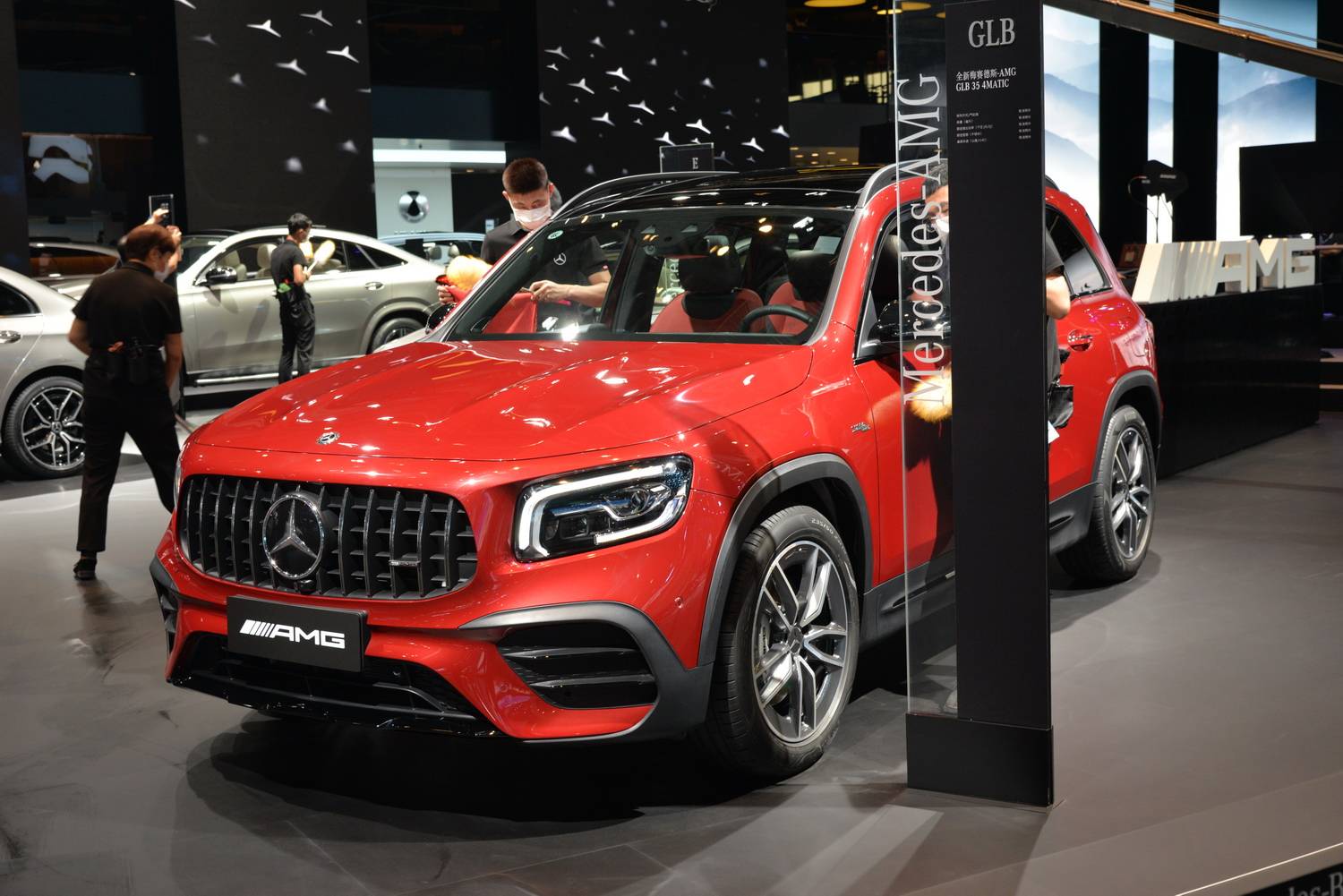 在2020北京车展上,奔驰携梅赛德斯-amg glb 35 4matic首次亮相国内