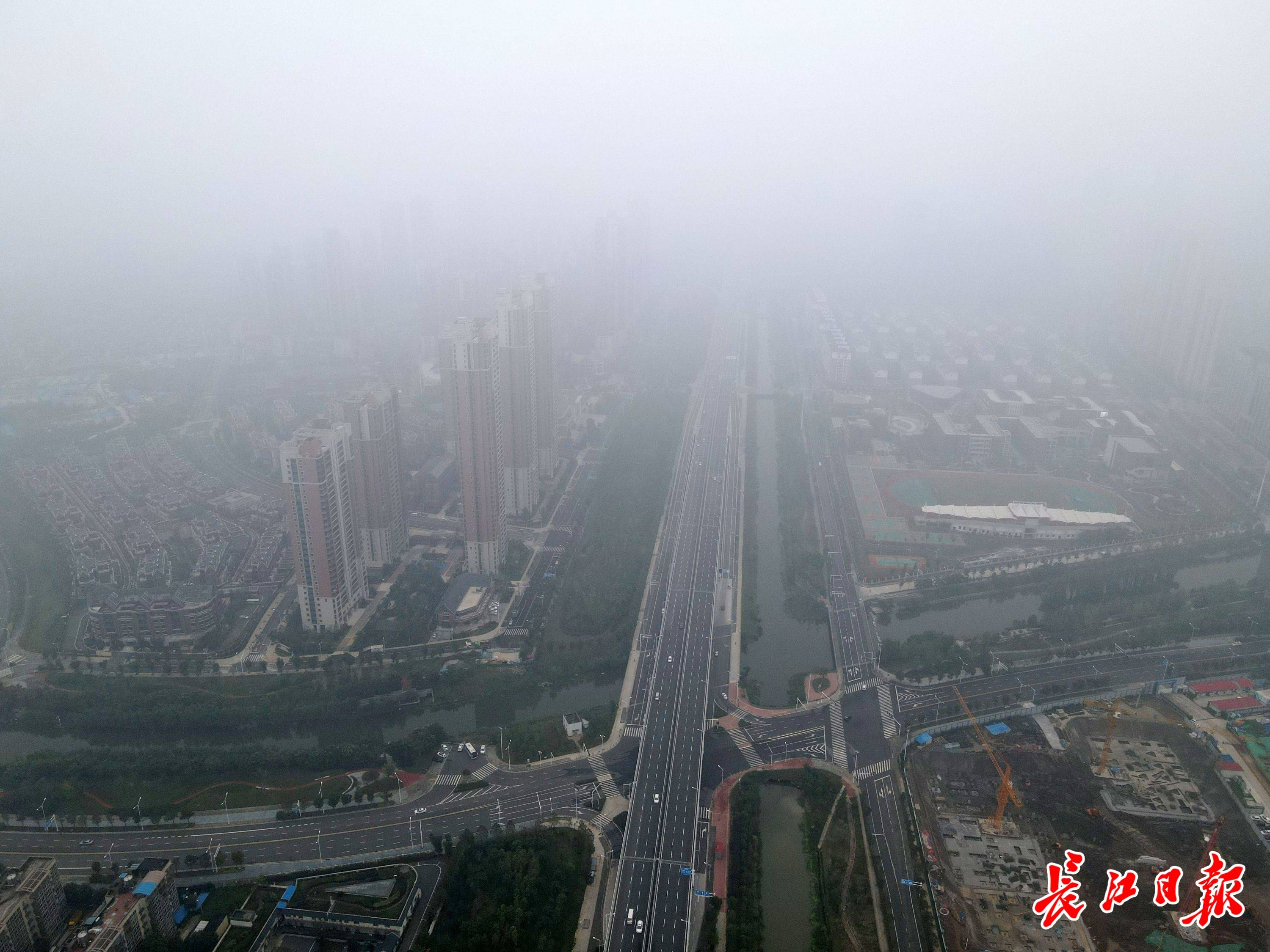 武汉城区大雾弥漫,城市建筑物若隐若现宛如仙境!