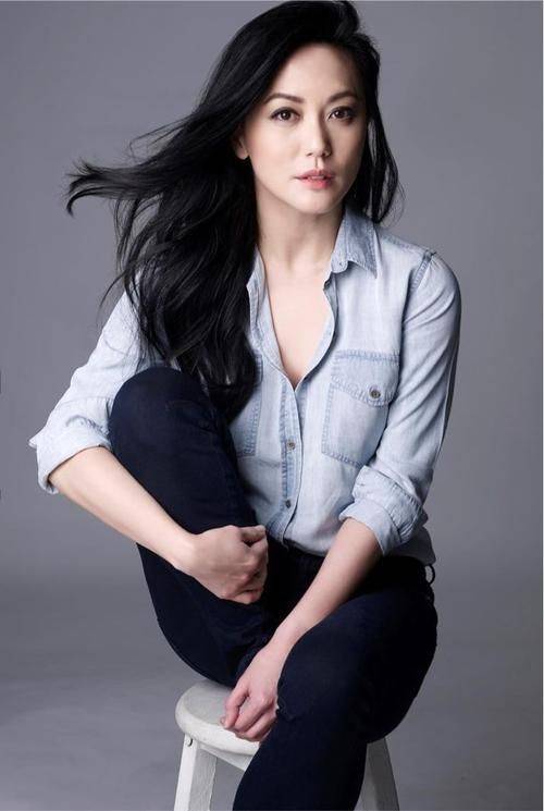 原创郭妃丽真耐看,脸蛋紧致身材苗条,一点看不出来年龄感!