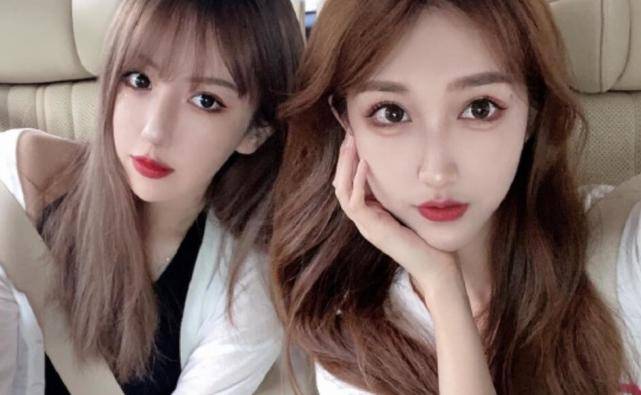 呆妹儿晒出和助理合照颜值被助理碾压粉丝纷纷求她开播