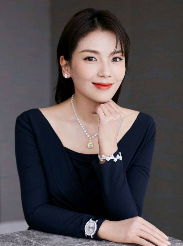 原创42岁的刘涛依然美艳动人身穿一袭黑色流苏连衣裙气质优雅高贵