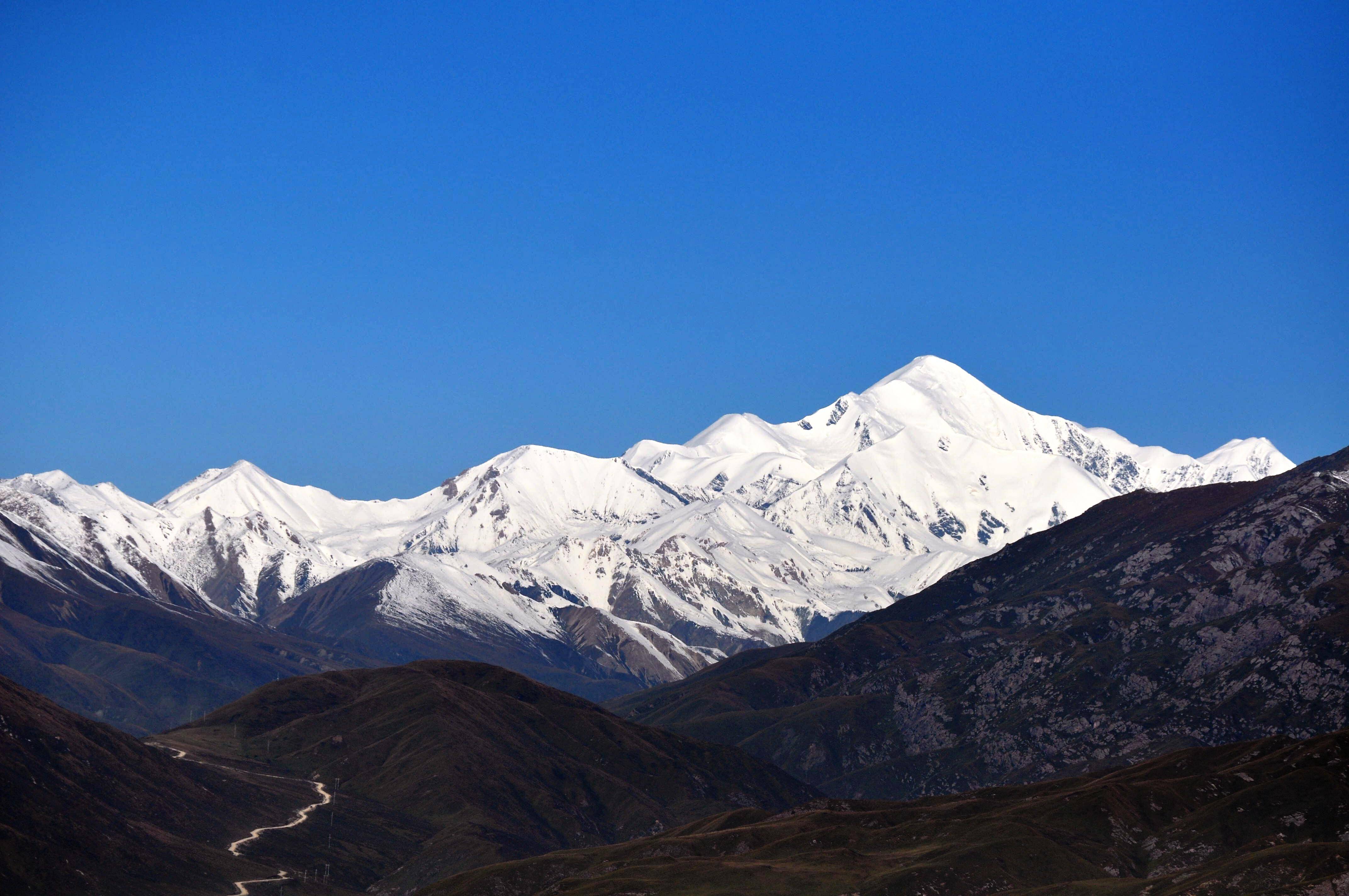 年宝玉则又称果洛山,是川青交界处最名的神山.