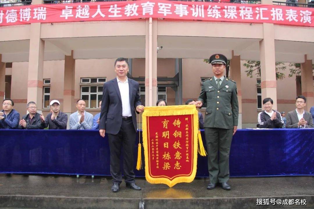 冒雨观看汇报表演)学生代表发言初一1班李欣怡同学代表全体新生发言