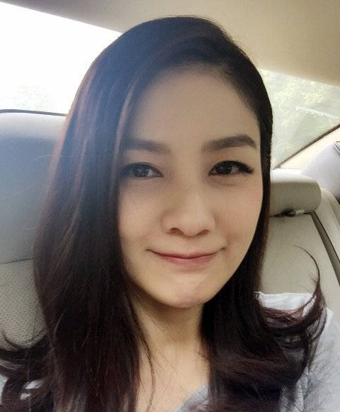 胡可晒长发旧照 气质温婉少女感满满