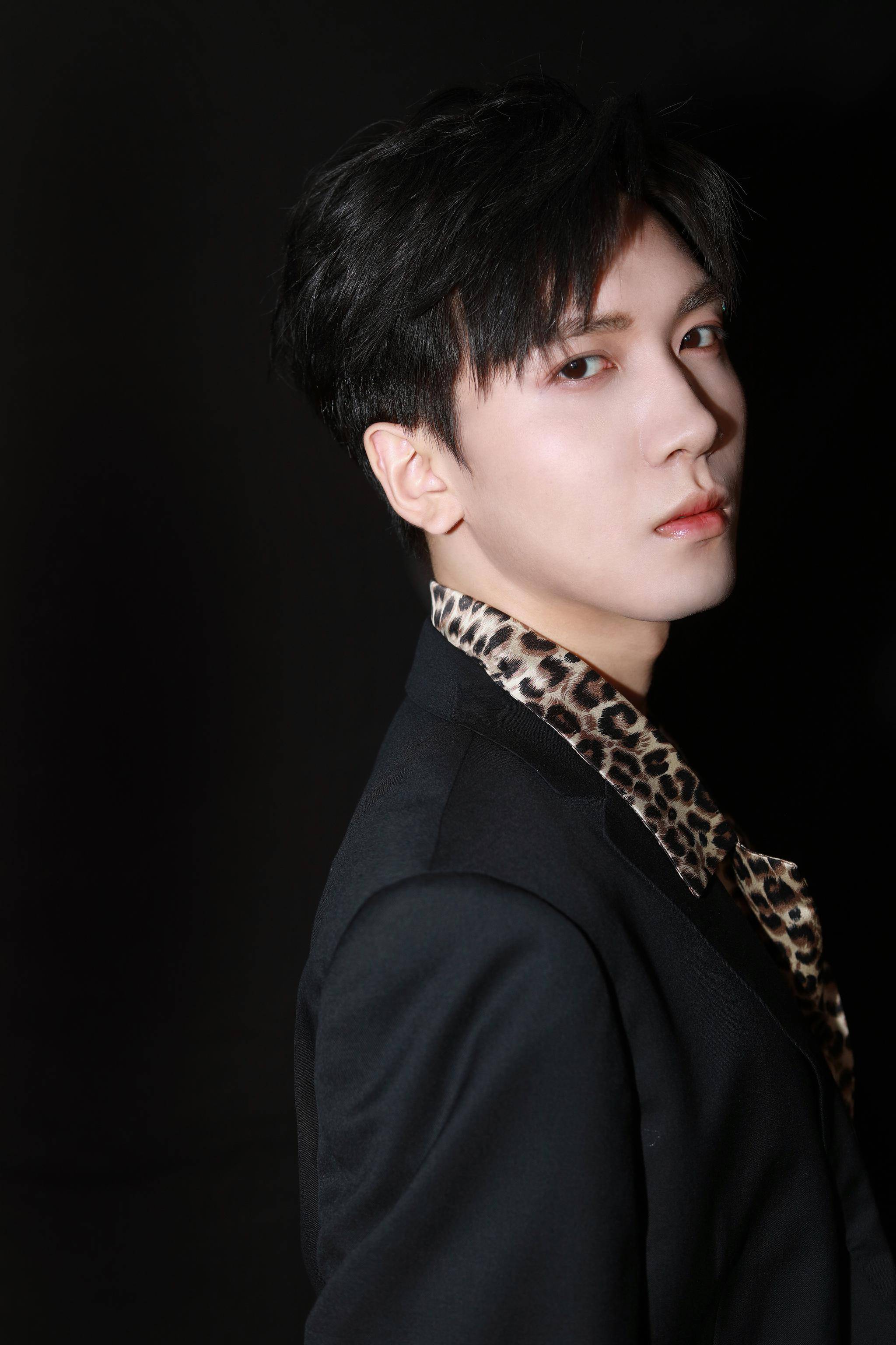 胡家豪受邀宝格丽活动 黑色西装演绎矜贵绅士