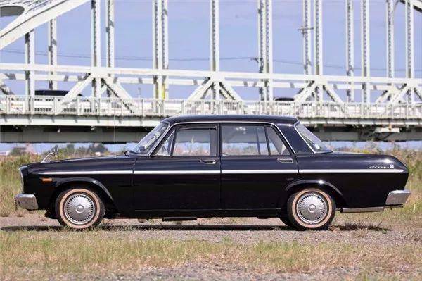 当年第二代皇冠根据版本不同,内饰的选择也非常丰富,这个条纹褶皱的