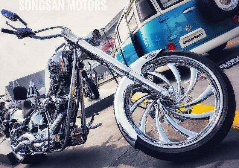 松散汽车展示的复古车型和豪放机车一下子把观众从现在和未来拉到了