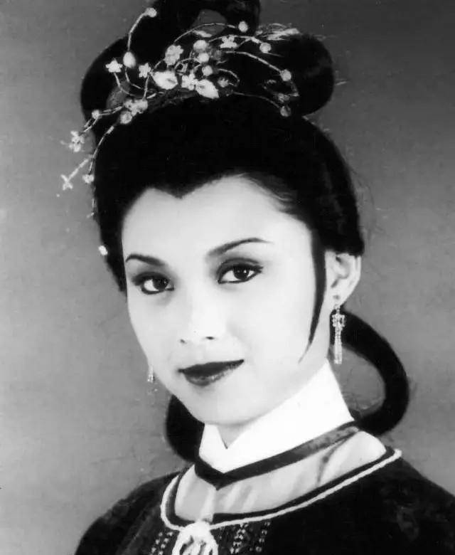 她当年红过赵雅芝,饰演过段誉妈妈,当红时生子,年轻时这样美