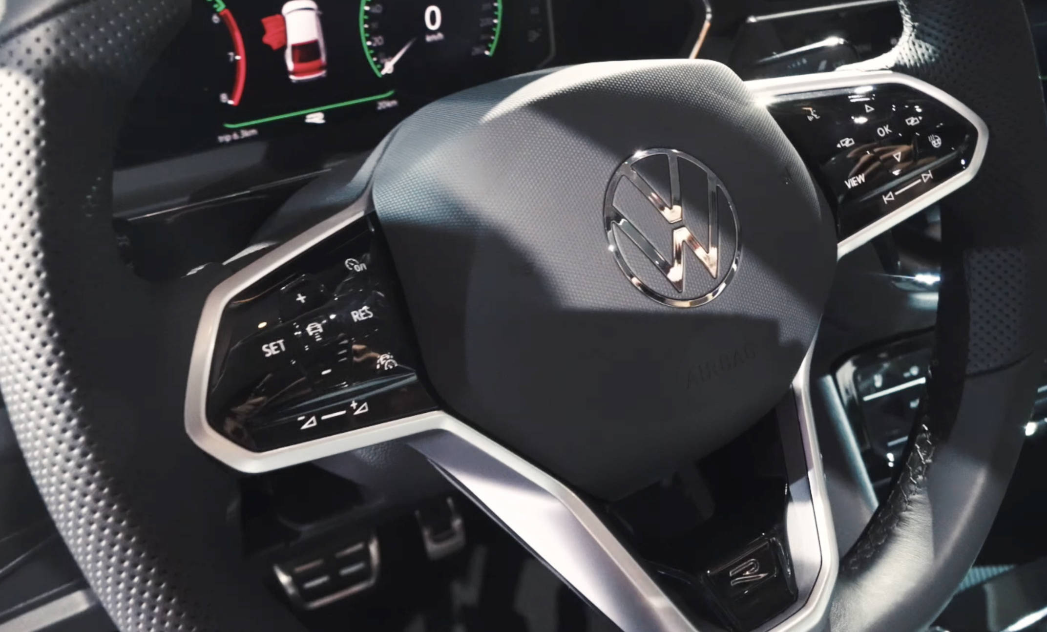 全新造型的方向盘,其多功能控制区域从按键式改为了触控式,下方还有一