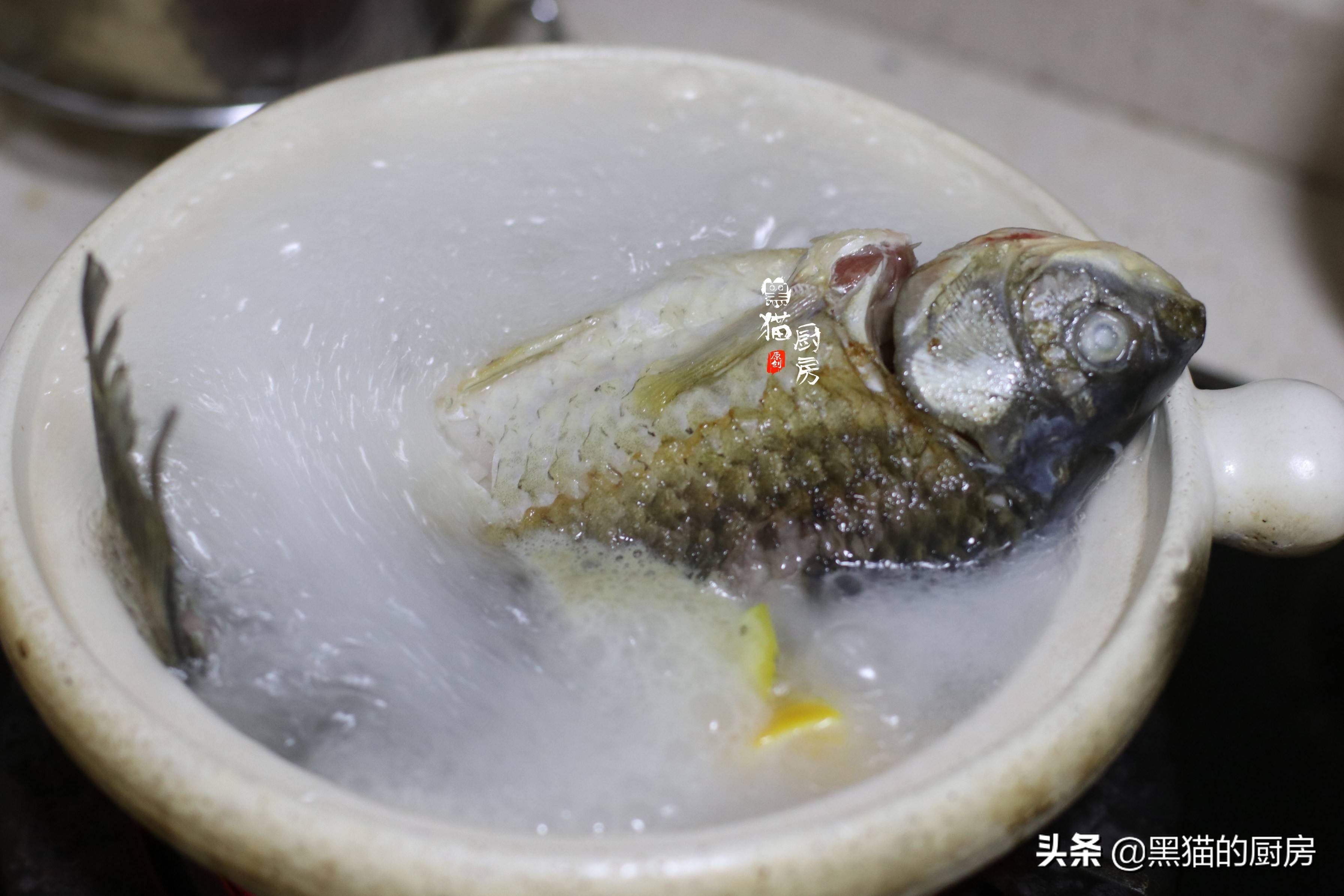 鱼汤和橙子皮的香味扑鼻而来,最后把洗干净的百合倒入汤锅里,煮沸后加