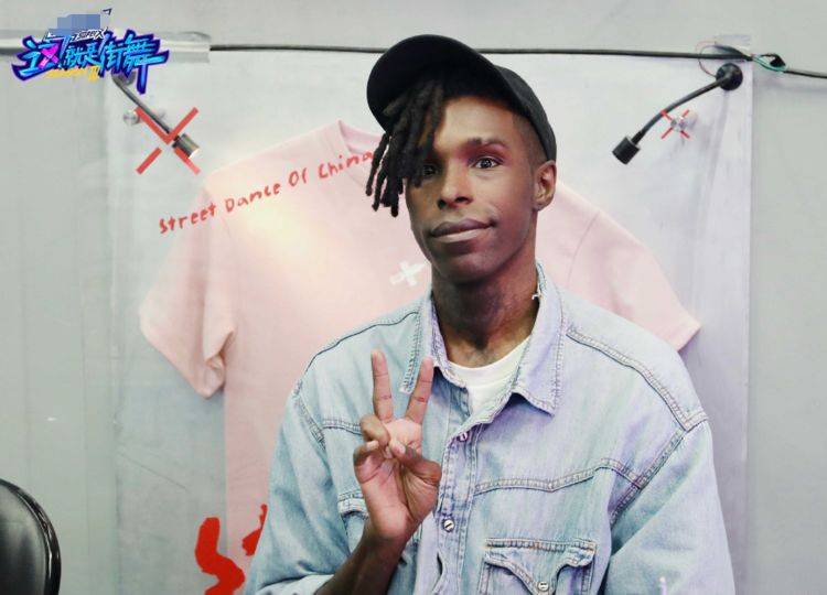 《这就是街舞》布布台上秀恩爱,四位单身队长反应强烈,王一博耳朵都红