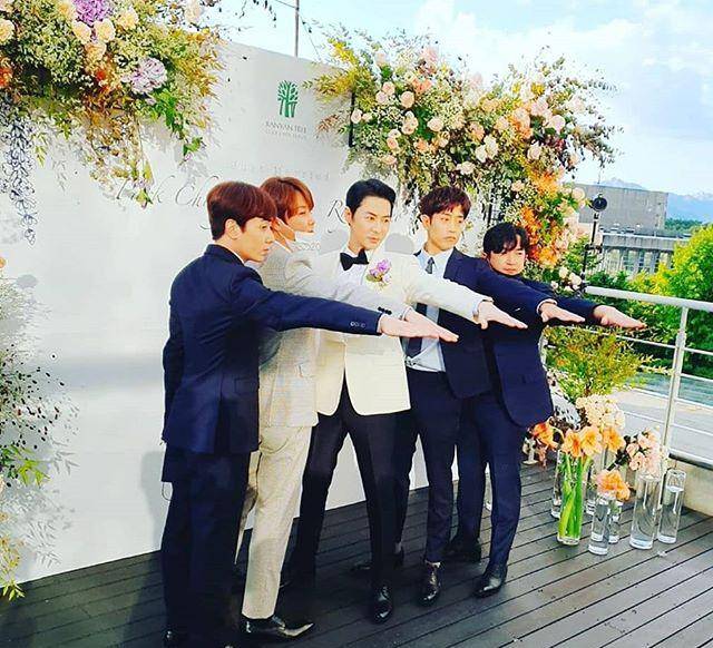junjin举办婚礼,组合成员摆出标志pose,新娘新郎挽手对视超幸福