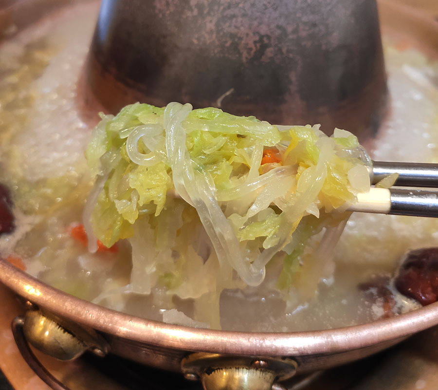 入秋第一顿铜火锅,在20年老店解决,酸菜白肉血肠锅底才12元