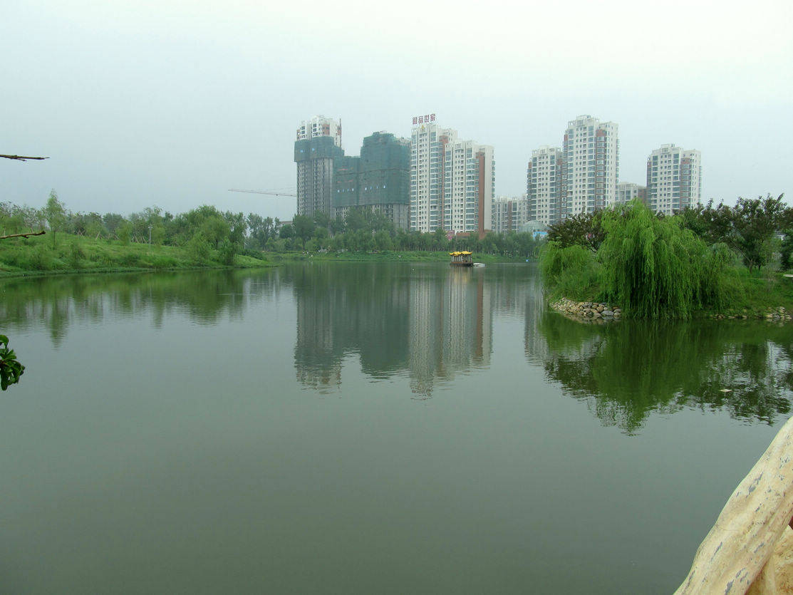 河流從城內流過,修建有三賢橋,穰城大橋,彩虹橋等橋樑連通兩岸