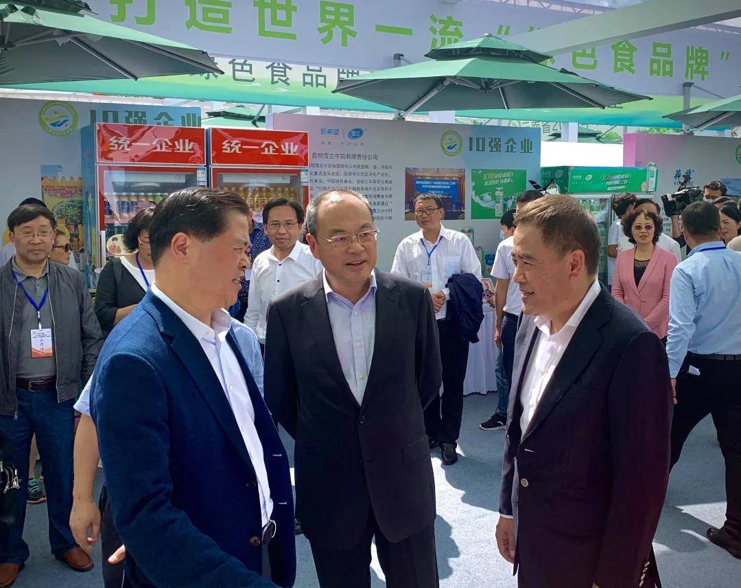 省长阮成发等领导来到绿色食品"10强企业"产品展销现场参观嘉华食品