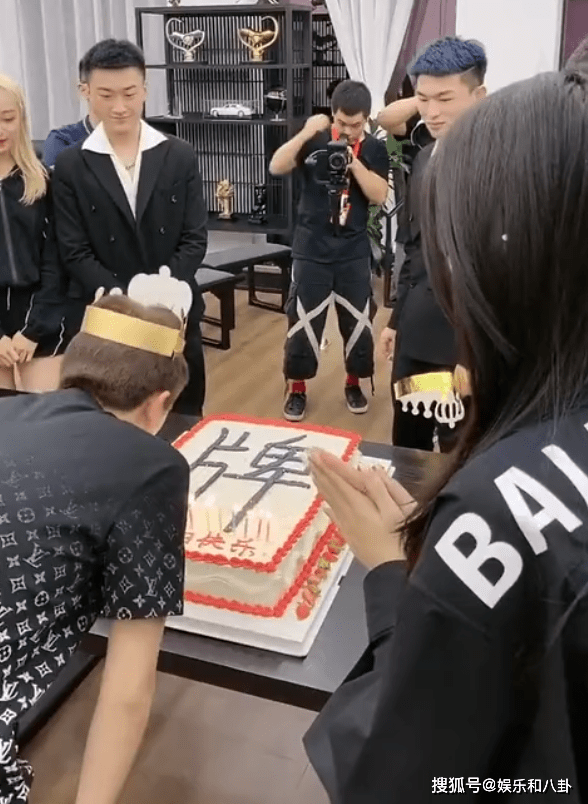 716团集体给牌牌琦庆祝生日,祝牌牌琦生日快乐哦!