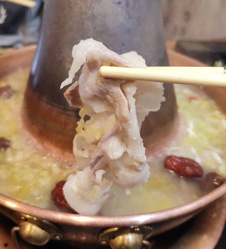 入秋第一顿铜火锅,在20年老店解决,酸菜白肉血肠锅底才12元