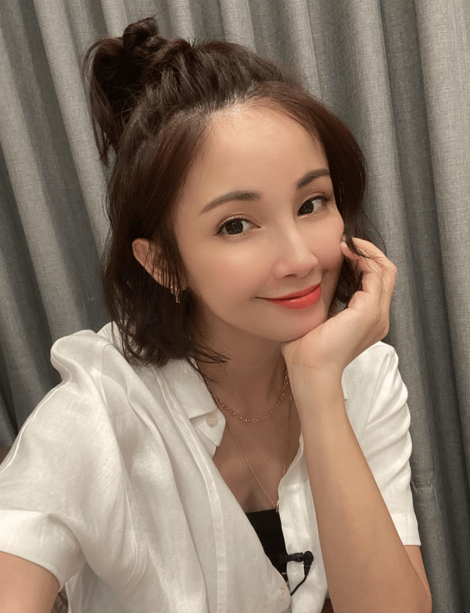 钟欣怡这样形容产后抑郁:"它就像是一个会慢慢把你推向黑洞的心理状态