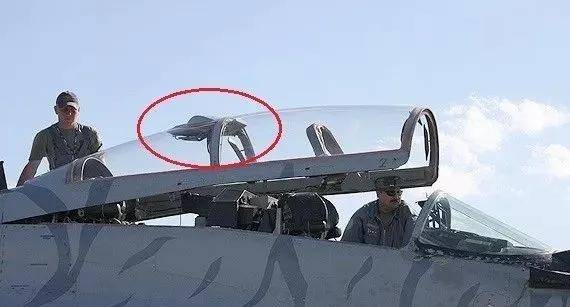 战斗机上竟然还有潜望镜,意不意外