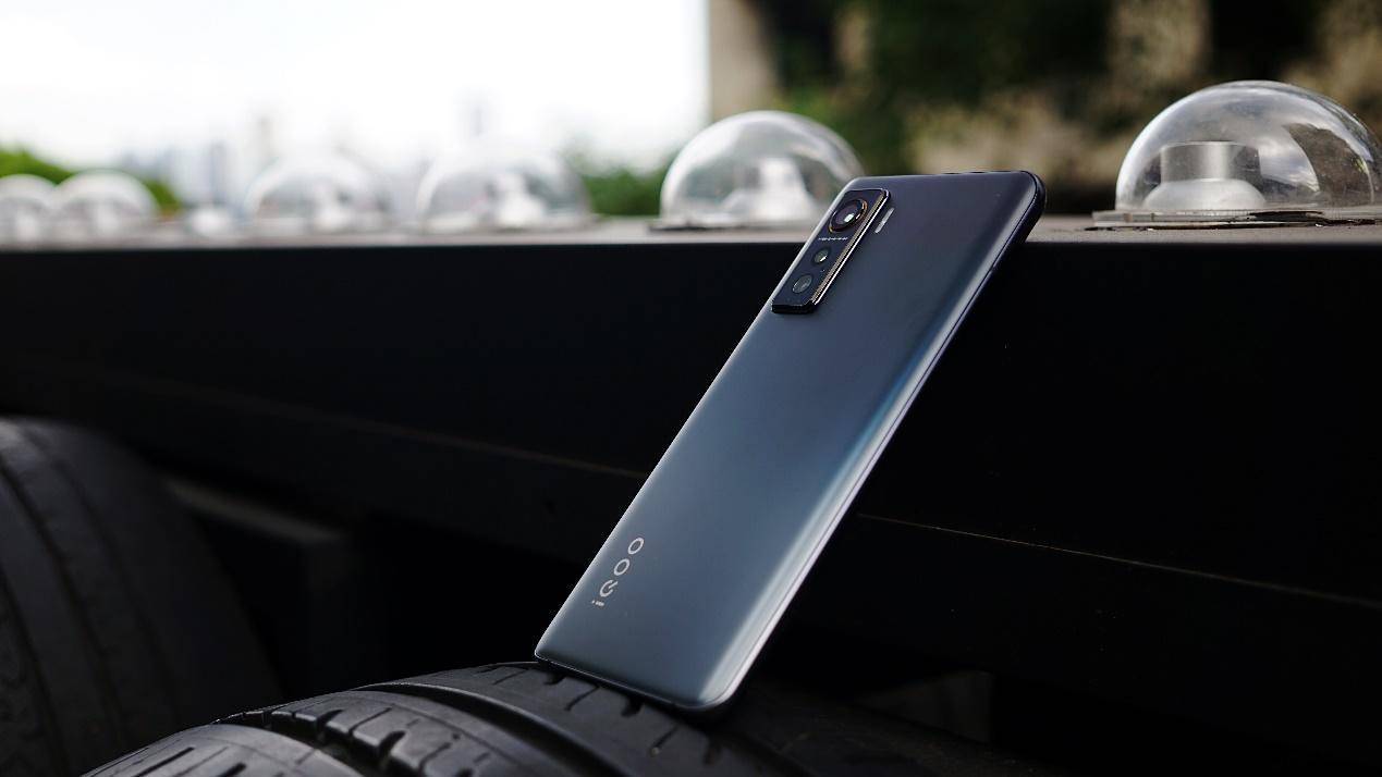 水桶机长什么样体验iqoo5就有答案了