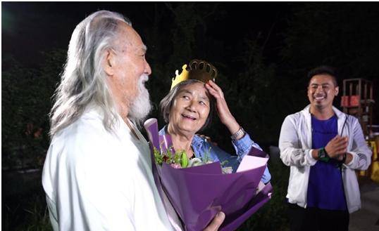 83岁老鲜肉王德顺宅家健身肌肉线条抢镜美妻身材不输模特