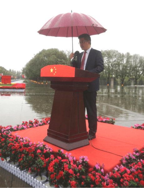 景区管委会主任段军利致辞,向祖国表达崇高的敬意,向景区全体干部职工