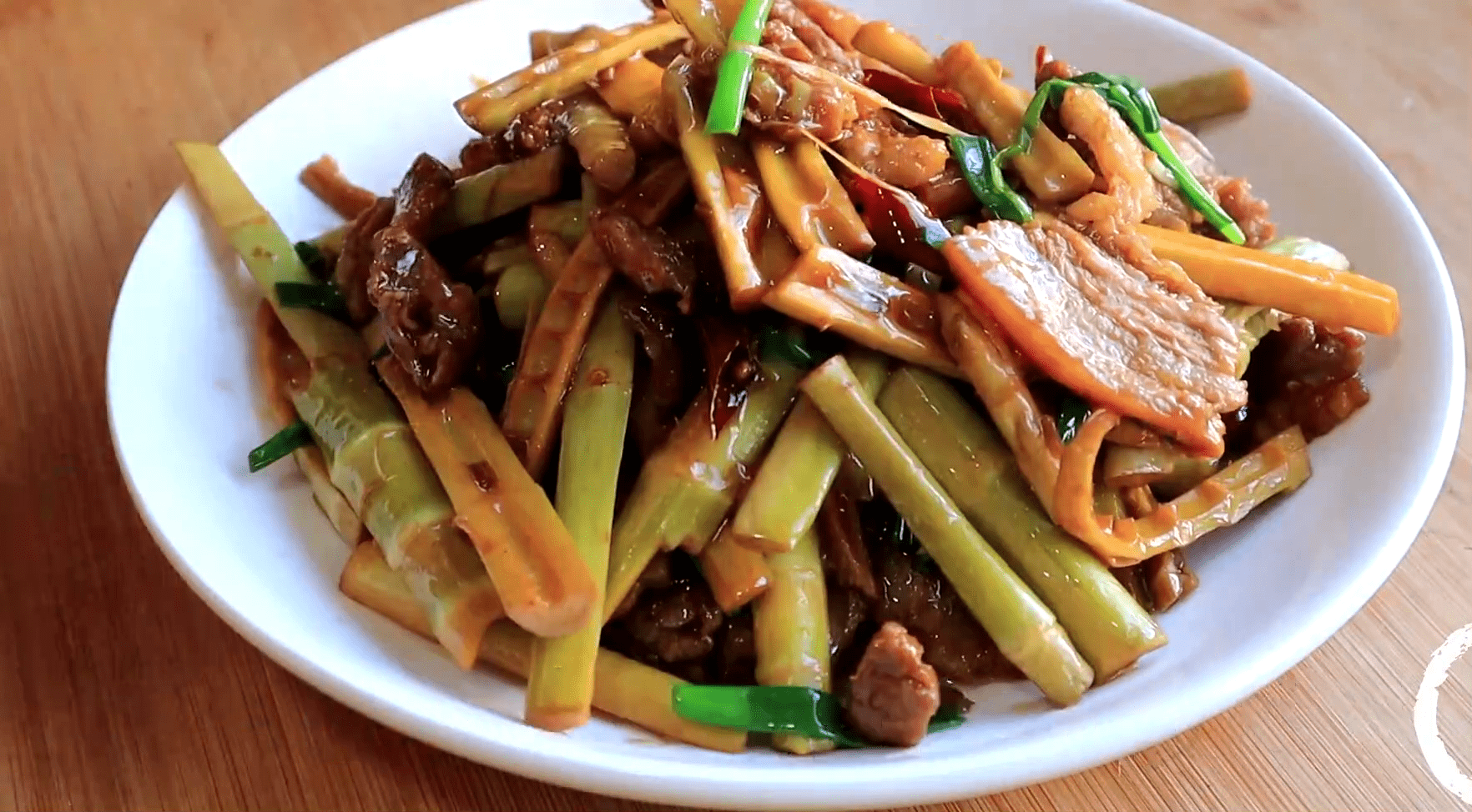 五花肉炒竹笋竹笋鲜嫩脆爽五花肉焦香入味做法实用接地气