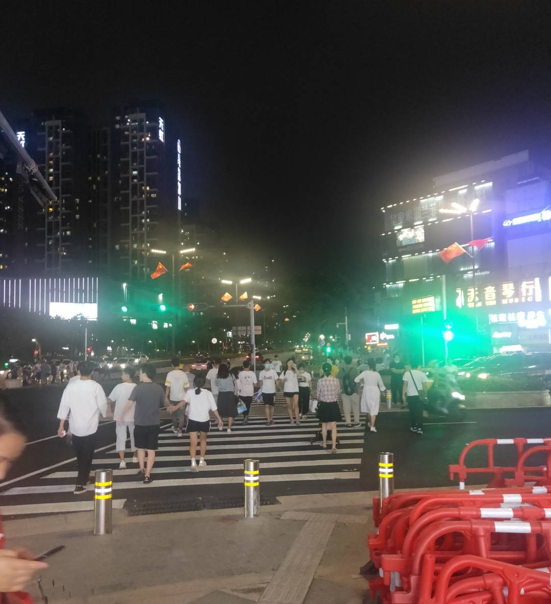 深圳坂田逛街的人多了,越来越热闹了.网友:都是修路的功劳