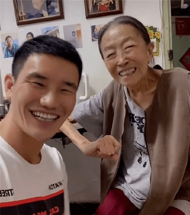 嘎子哥谢孟伟探望奶奶张少华她身子依旧硬朗说话中气十足