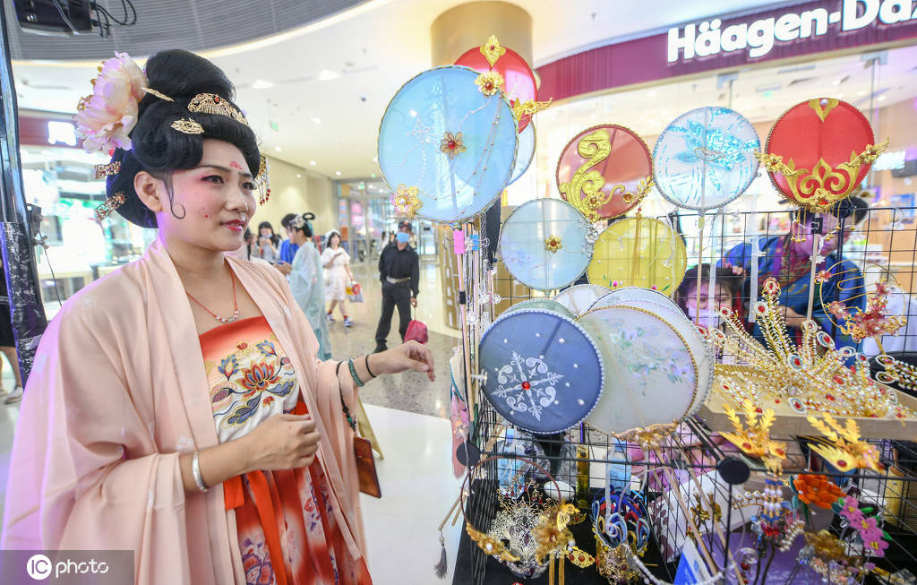 济南首个汉服集市开集 古韵浓郁如东方秀场