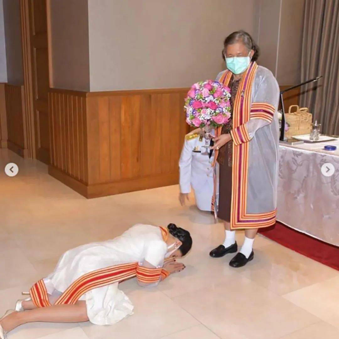 33岁泰国小公主获博士学位趴地跪拜诗琳通泰王未露面太不称职