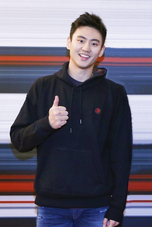 傅园慧余贺新无缘参加决赛太悲伤,宁泽涛悠哉打球庆国庆,太机智